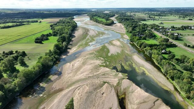 « Grand Bras » de la Loire en période de sécheresse entre Chalonnes  sur Loire et Montjean sur Loire, Maine et Loire.