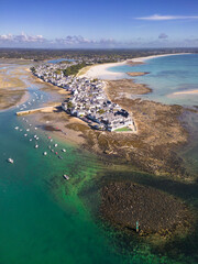 Vue aérienne de l'Île-Tudy à marée basse par une journée ensoleillée - Finistère Bretagne