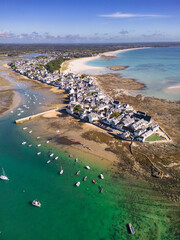 Vue aérienne de l'Île-Tudy et son port à marée basse par une journée ensoleillée - Finistère Bretagne