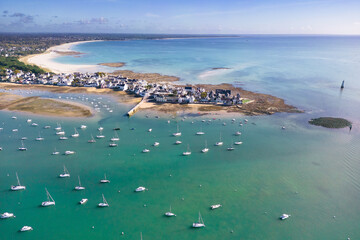 Vue aérienne de l'Île-Tudy, de son port et du Phare de la Perdrix à marée basse par une journée ensoleillée - Finistère Bretagne