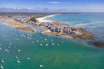 Vue aérienne de l'Île-Tudy et son port à marée basse par une journée ensoleillée - Finistère...
