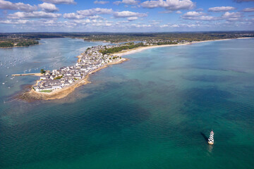 Vue aérienne de l'Île-Tudy et du Phare de la Perdrix par une journée ensoleillée - Finistère...