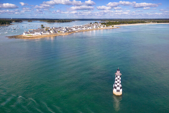 Vue a&eacute;rienne de l'&Icirc;le-Tudy et du Phare de la Perdrix par une journ&eacute;e ensoleill&eacute;e - Finist&egrave;re Bretagne