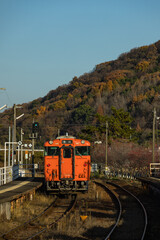 日本　岡山県岡山市北区吉備津にある吉備津駅と電車