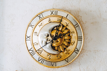 Horloge ronde avec symboles lune et soleil de couleur doré et argenté - Pendule murale pour intérieur de maison