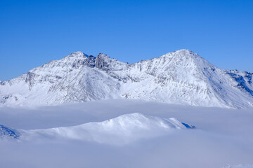 Fototapeta na wymiar Tappeto di nubi basse in Valferrera, Viamala, Juf, Alpi Svizzere
