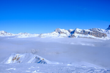 Fototapeta na wymiar Panorama invernale in Viamala, Alpi Svizzere. Nebbia bassa su Juf, Valferrera