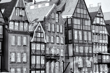Die alten Fleethäuser in der Hamburger Hafenregion - schwarzweiß retro Fotografie