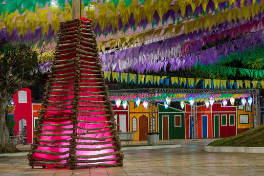 decora&ccedil;&atilde;o junina - fogueira de festa junina no nordeste brasileiro. bal&otilde;es e bandeirinhas coloridas e fachada decorativa