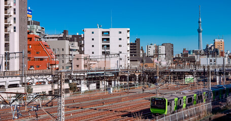 スカイツリーと山手線