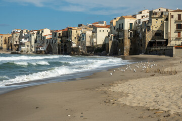 Spiaggia in inverno di Cefalù in Sicilia - 574967550