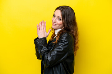 Young caucasian woman isolated on yellow background scheming something