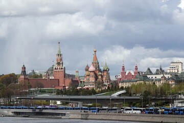 Obraz premium View of the Moscow Kremlin from the embankment on a festive day