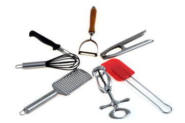 Assortiment d'ustensiles de cuisine en gros plan sur fond blanc