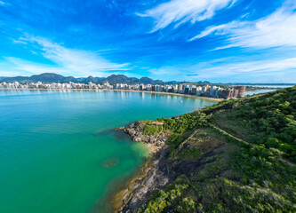 Imagem a&eacute;rea da Praia do Morro e Praia da Cerca, na regi&atilde;o central de Guarapari. Esportes na praia e na &aacute;gua como canoa havaiana e corrida.