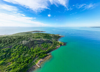 Imagem aérea da Praia do Morro e Praia da Cerca, na região central de Guarapari. Esportes na praia e na água como canoa havaiana e corrida.