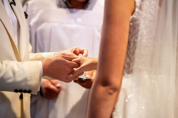 Obraz na płótnie Canvas hands, wedding rings and marriage vows