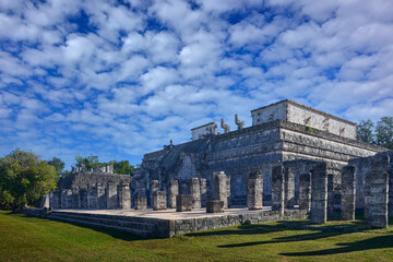 Chichén Itzá pyramid ruins, Templo de los guerreros, with blue sky with white clouds, Yucatán in Mexico. Traveling in central America. Maya history in Mexico. Chichén Itzá without people.