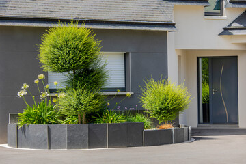 Petit jardin privé paysagé décoratif devant une maison moderne. - obrazy, fototapety, plakaty