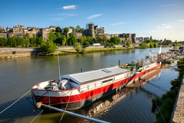 Naklejka premium Ville d'Angers et son château en bord de rivière en France.