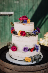 Hochzeitstorte dekoriert mit Blumen und Beeren 