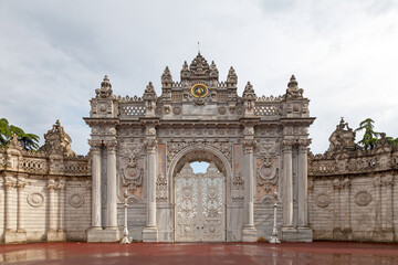 Fototapeta na wymiar Gate of the Treasury of the Dolmabahçe Palace in Istanbul