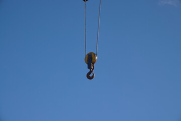 Crane. Hook and cable of a port crane. It is used to raise and lower boats into the water.