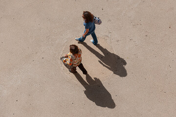 Zwei Fussgängerinnen mit Schattenbild,  Libanon