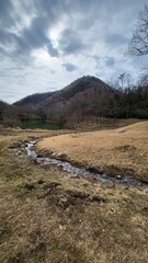 空そして山、流れる川