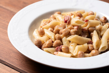 Piatto di saporita pasta con ceci e pancetta, cibo italiano 