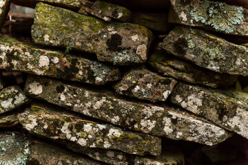 imagen detalle textura pared de piedras rectangulares amontonadas y con musgo