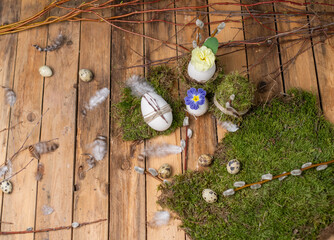 Dekoration zu Ostern mit Eiern und Blumen, natürlich dekorieren im Frühling
