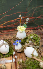 Dekoration zu Ostern mit Eiern und Blumen, natürlich dekorieren im Frühling
