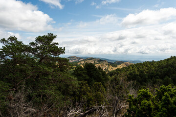 imagen de un paisaje de montaña, con el cielo azul y alguna nube 