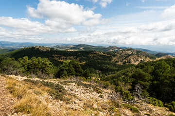 imagen de un paisaje de montaña, con el cielo azul y alguna nube 