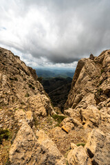 imagen de dos montañas y un valle entre ellas con las nubes de fondo
