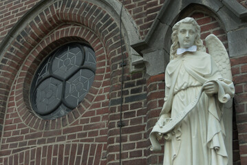 posąg anioła na fasadzie katedry