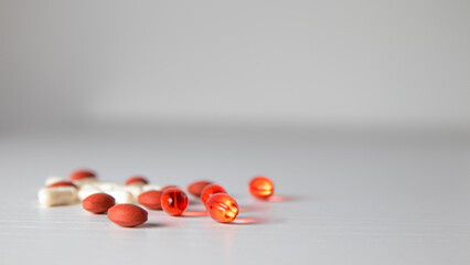 Varias p&iacute;ldoras, pastillas, sobre un fondo blanco. Capsulas con medicina. 