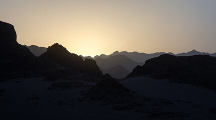 Obraz premium peaks of mountains in the desert of egypt against sunset