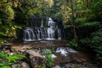 Wasserfall im Urwald oder Regenwald. Purakaunui Falls in Neuseeland.