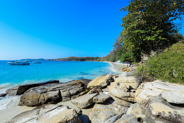 Obraz premium White Sandy Beach with the Boulder Stones on the Samet Island, Thailand