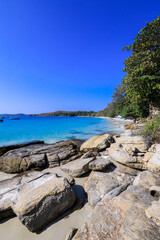 Obraz premium White Sandy Beach with the Boulder Stones on the Samet Island, Thailand