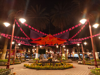 Fototapeta premium Decoración en la noche del parque central del día de Muertos en Huauchinango, Puebla, México.
