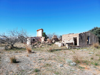 Fototapeta na wymiar Abandoned farmhouse, farm in Spain. Ruined building, house.