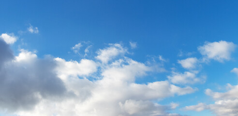 Fototapeta na wymiar White clouds in the blue sky in sunny weather