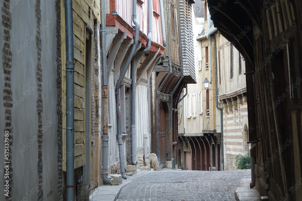 Canvas Prints gasse in troyes