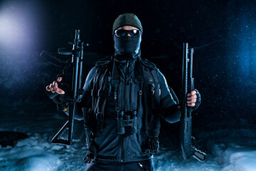 Naklejka premium Military man winter posing at night