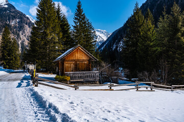 Hütte in den Bergen in Winter