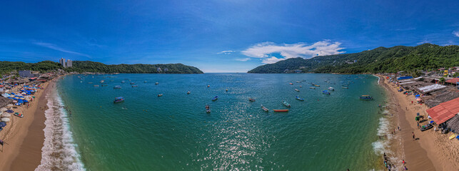 paisaje de mar con lanchas