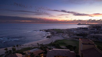 atardecer en frente de la playa en los Cabos